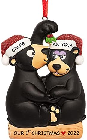 UniQxmas התאים אישית את קישוט חג המולד הראשון שלנו יחד 2023 | נשיקות בהתאמה אישית מתחת לשני הזוג הדוב השחור הרומנטי לעץ חג המולד | אהבת